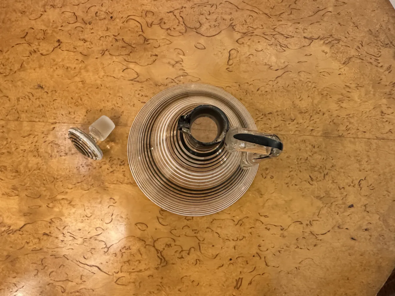 licorera antigua con tapón y 6 copas decorativas en mesa