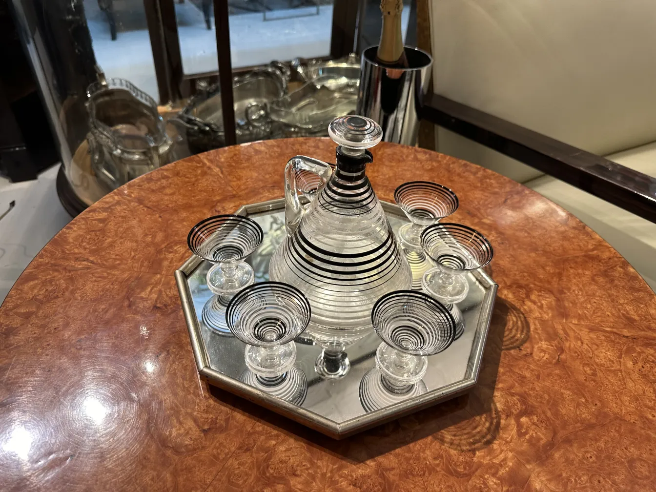 bottiglia da liquore antica con 6 bicchieri su un vassoio elegante