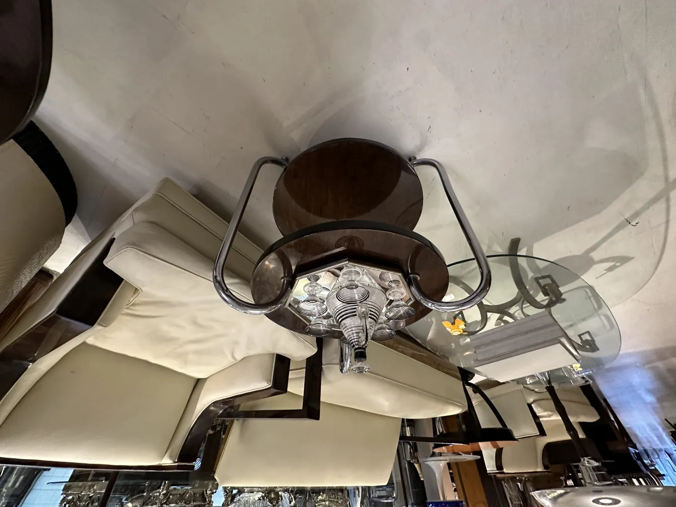 licoreira antiga de vidro com 6 taças em um ambiente elegante