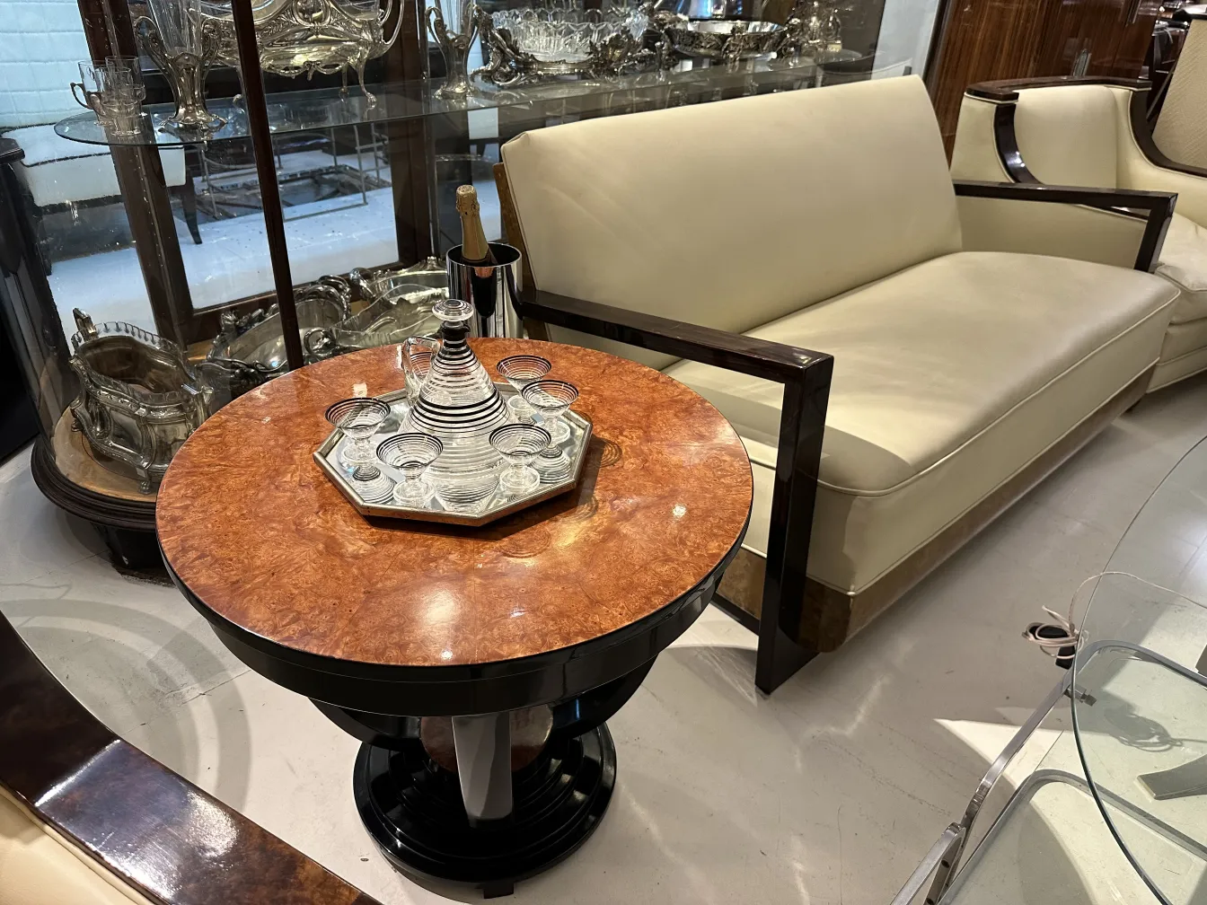 antiker Likörkrug mit klassischer Form und 6 eleganten Gläsern auf einem Tisch