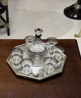 carafe à liqueur antique avec verres décoratifs sur un plateau