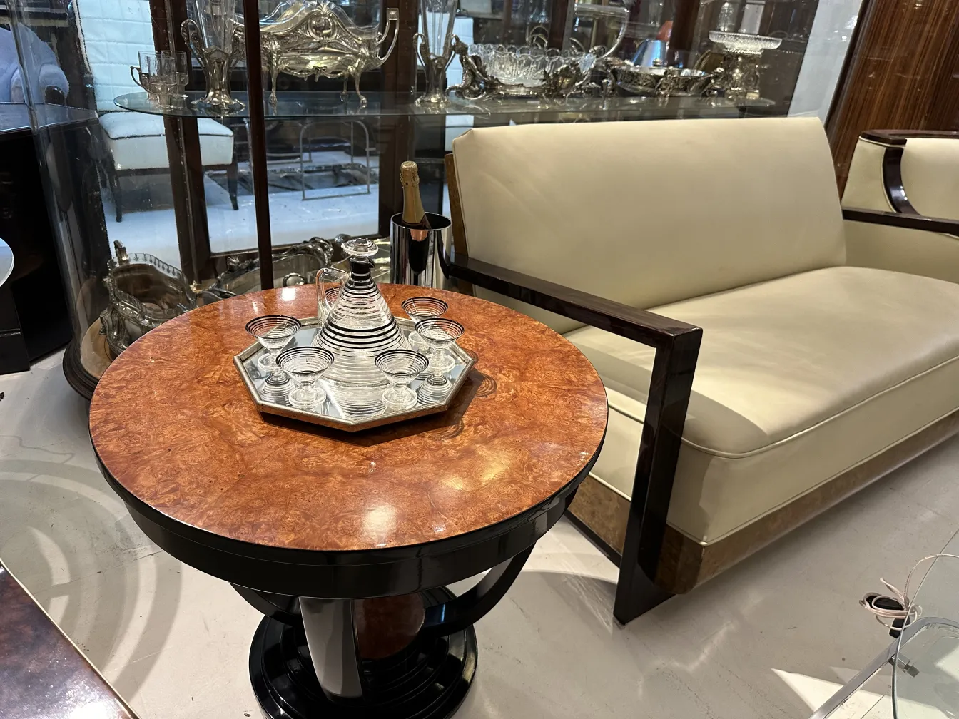 carafe à liqueur décorative sur une table élégante