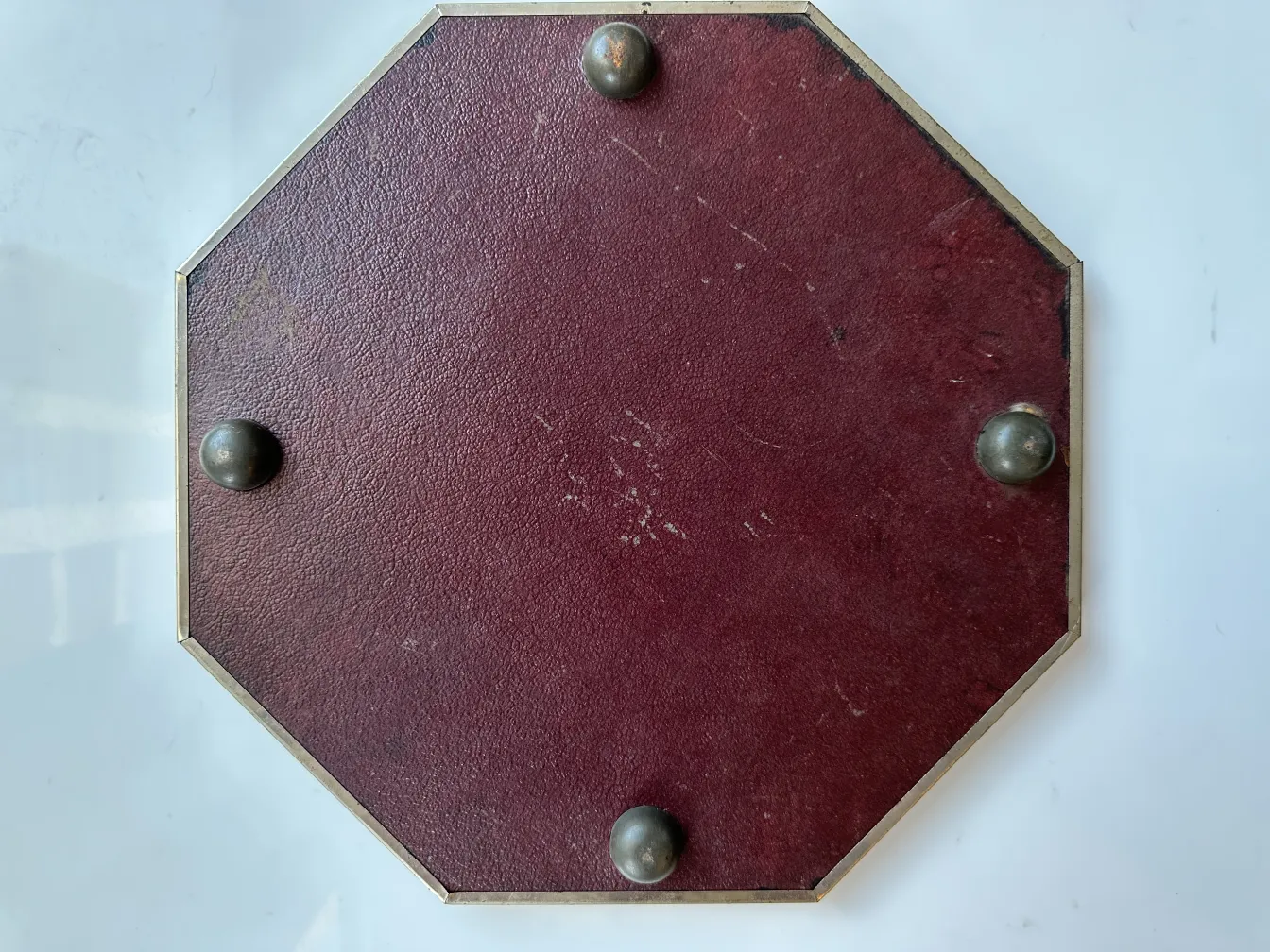 antigua licorera y 6 copas decorativas sobre fondo claro