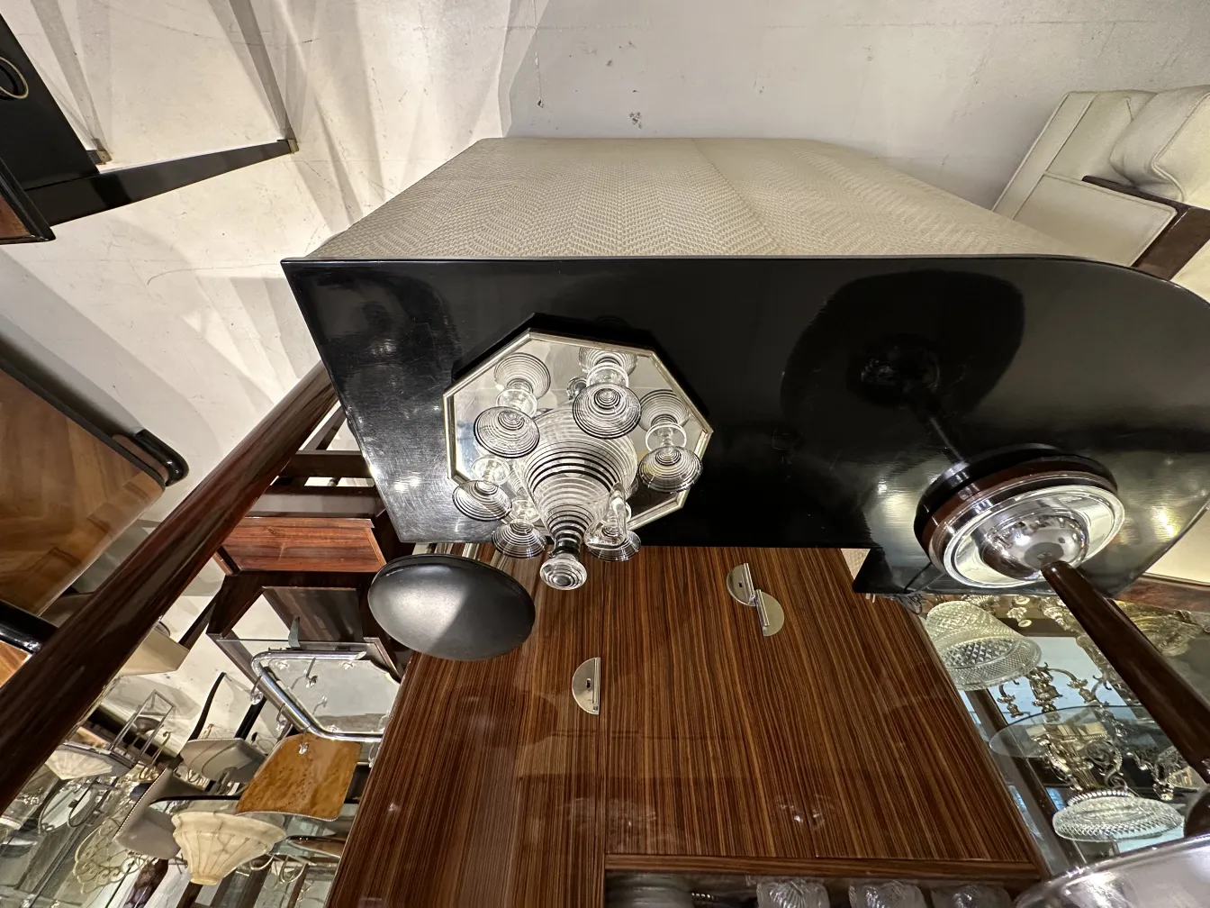 古董醒酒器与6个优雅设计的酒杯在经典环境中