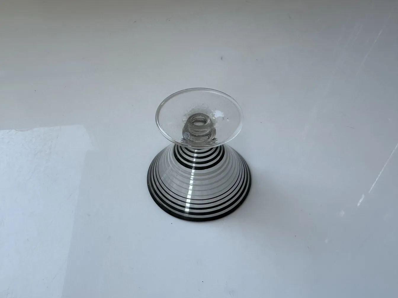 Immagine di un set di liquore antico con 6 bicchieri eleganti, dettagli chiari