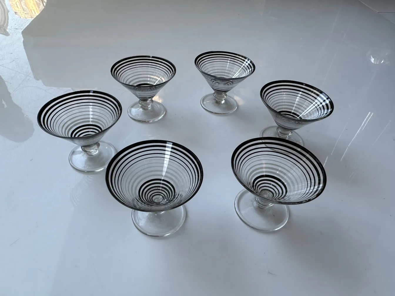 antikes Likörset und sechs Gläser mit Spiralmuster auf weißem Hintergrund