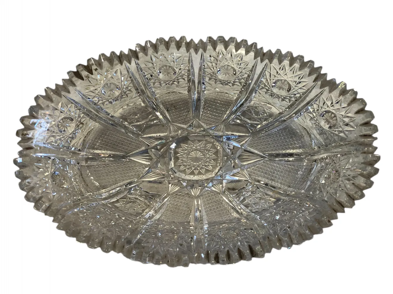 antiker blumentopf mit aufwendig geschnitztem design