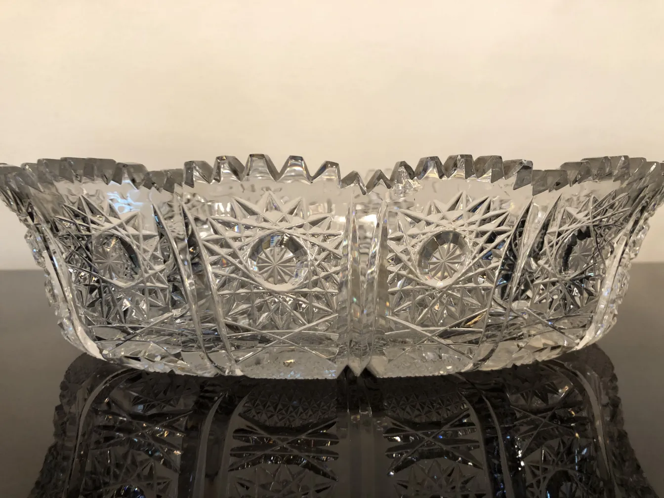 jardinera antigua de cristal con detalles decorativos