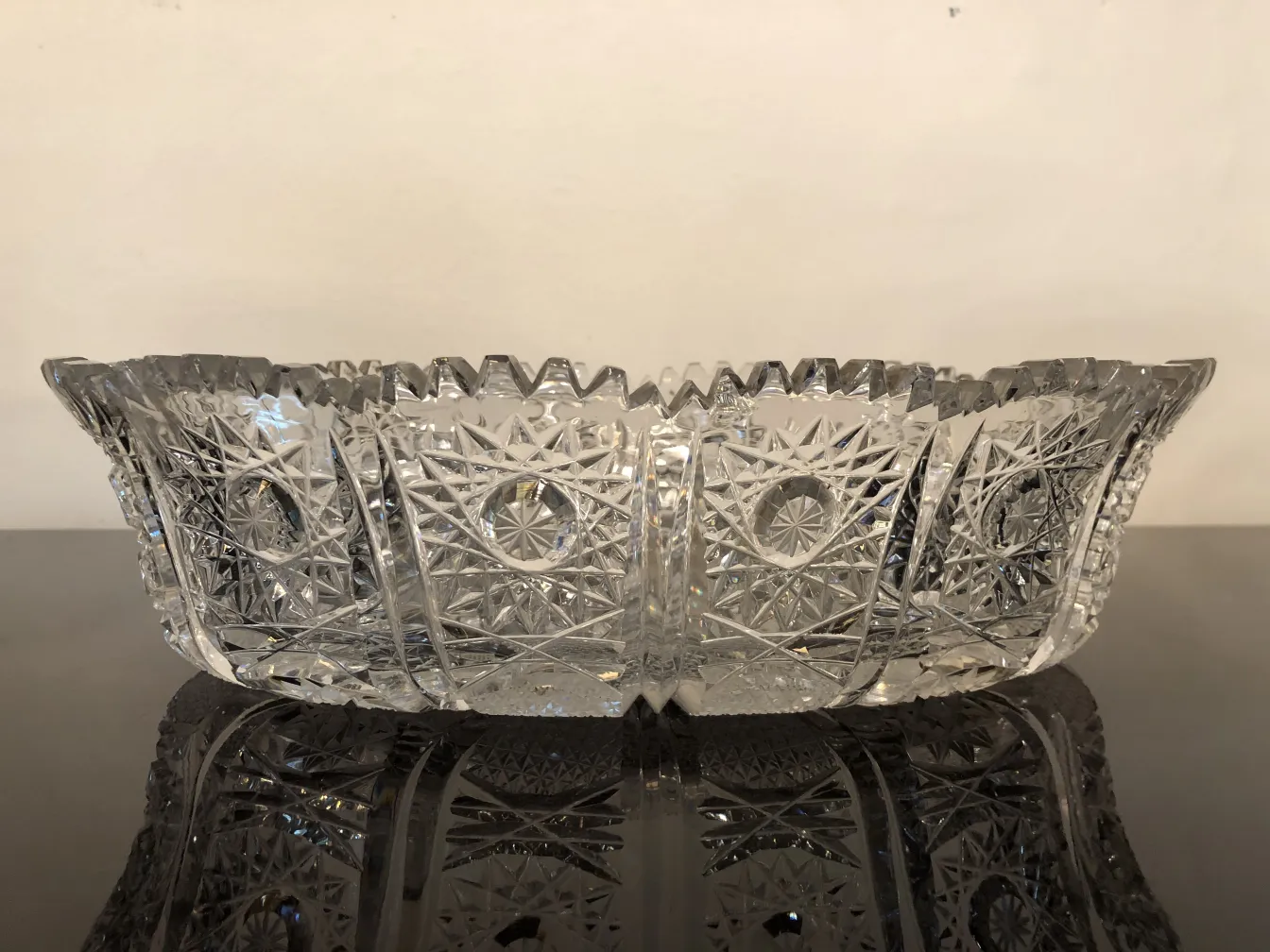 jardinera antigua en cristal con diseño elegante