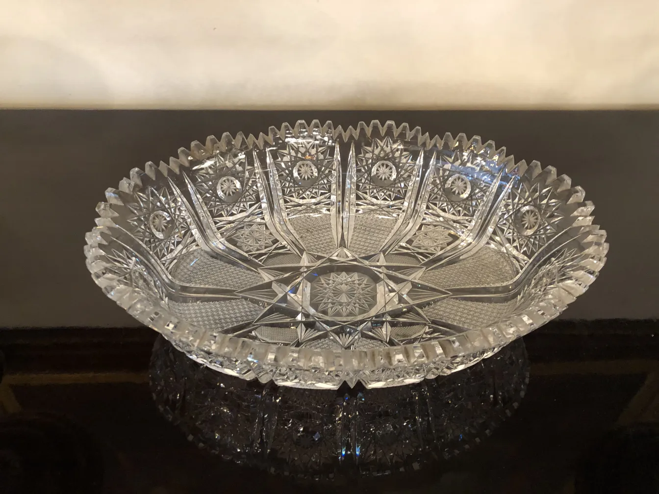 jardinera antigua de cristal con detalles tallados