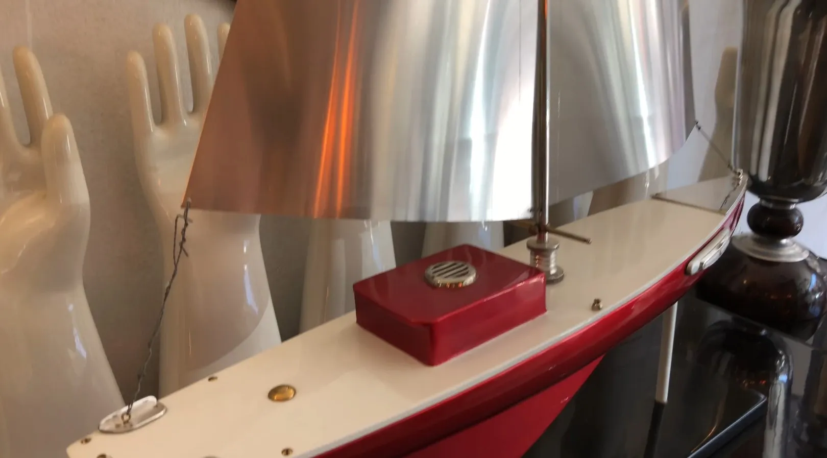 Barco do designer antigo com vela prateada e detalhes vermelhos