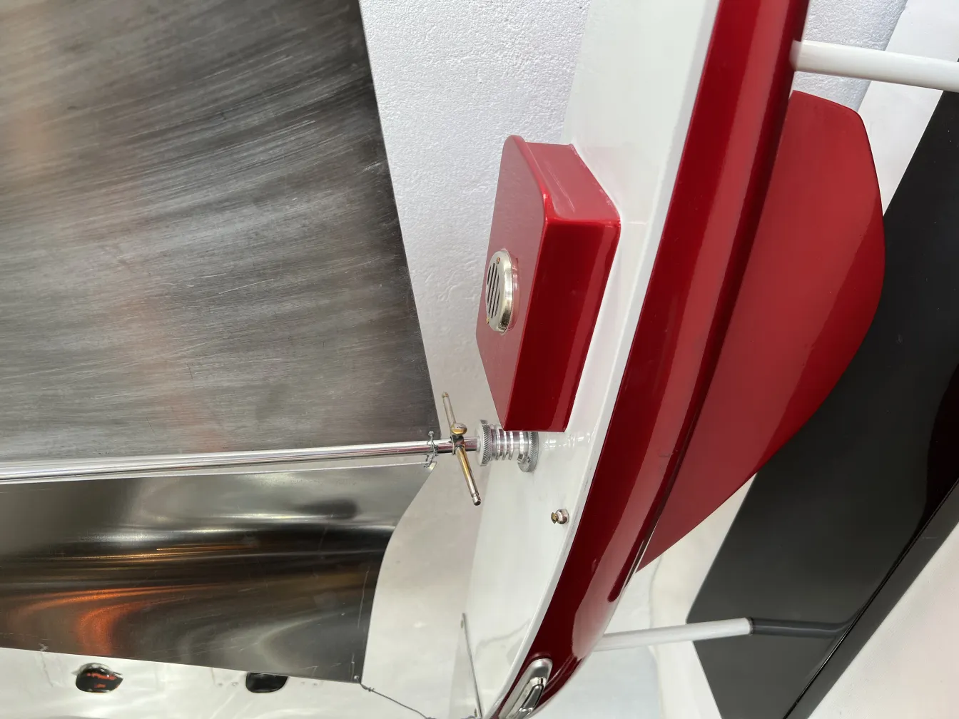 Antigua representación de un barco de diseñador, detalles en rojo y plata.