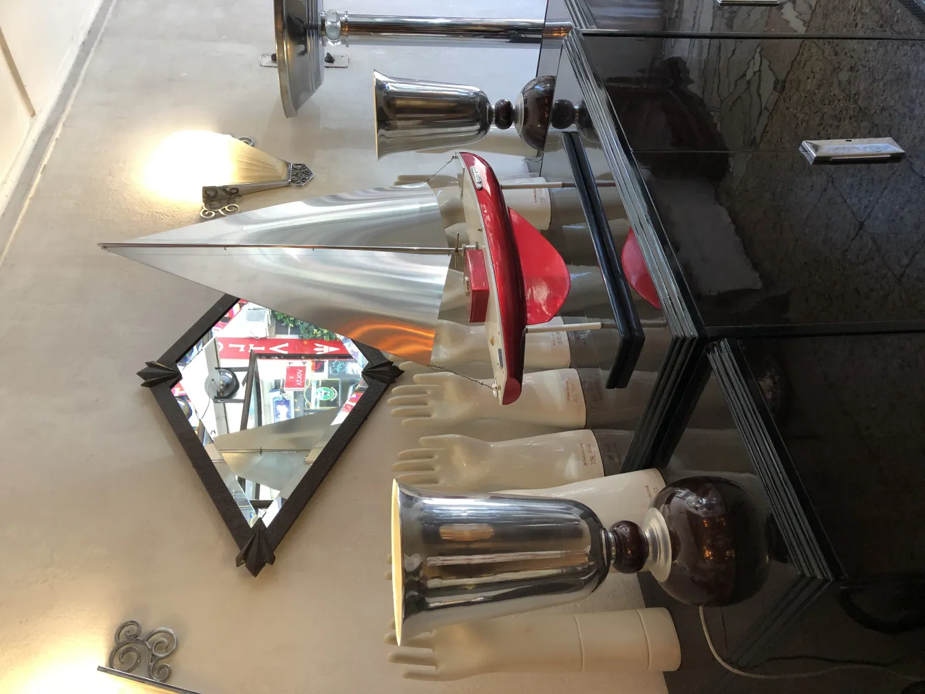 Barco antiguo del diseñador Marcelo Peña con detalles artísticos redondeados y un entorno moderno.