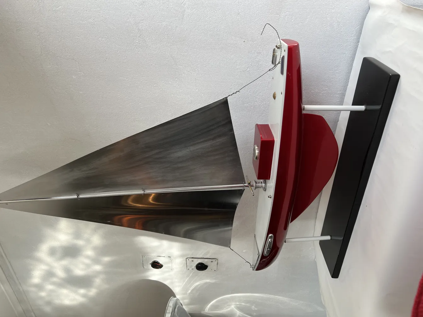 Représentation ancienne d'un bateau de designer avec voiles et détails.