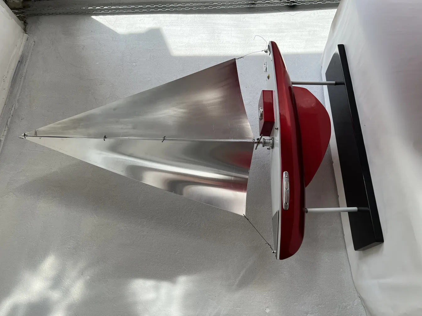 古代デザイナーの船、マルセロ・ペーニャ、銀色の帆と白い背景