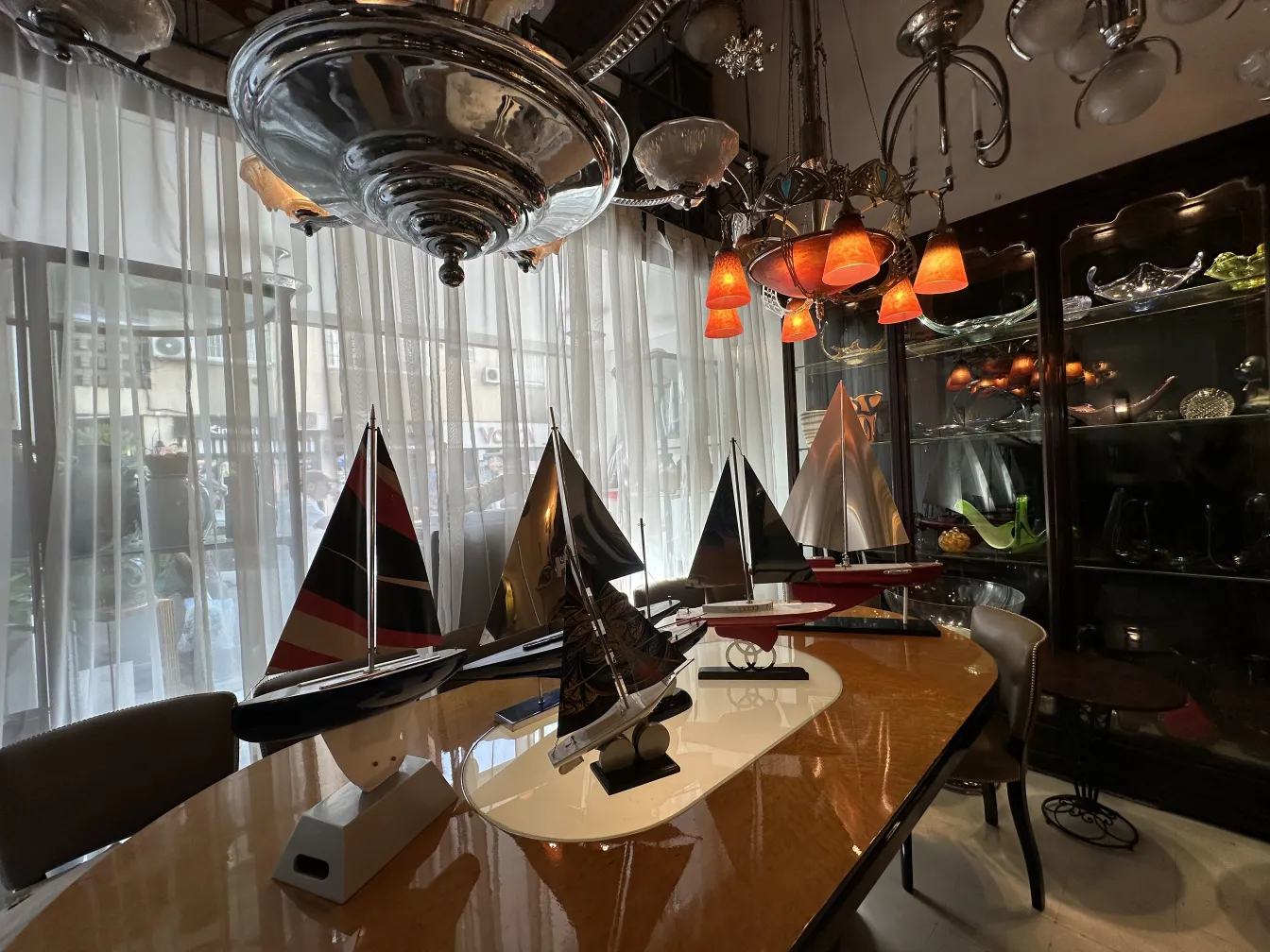 Antikes Schiff des Designers Marcelo Peña in stilvollem Ambiente.