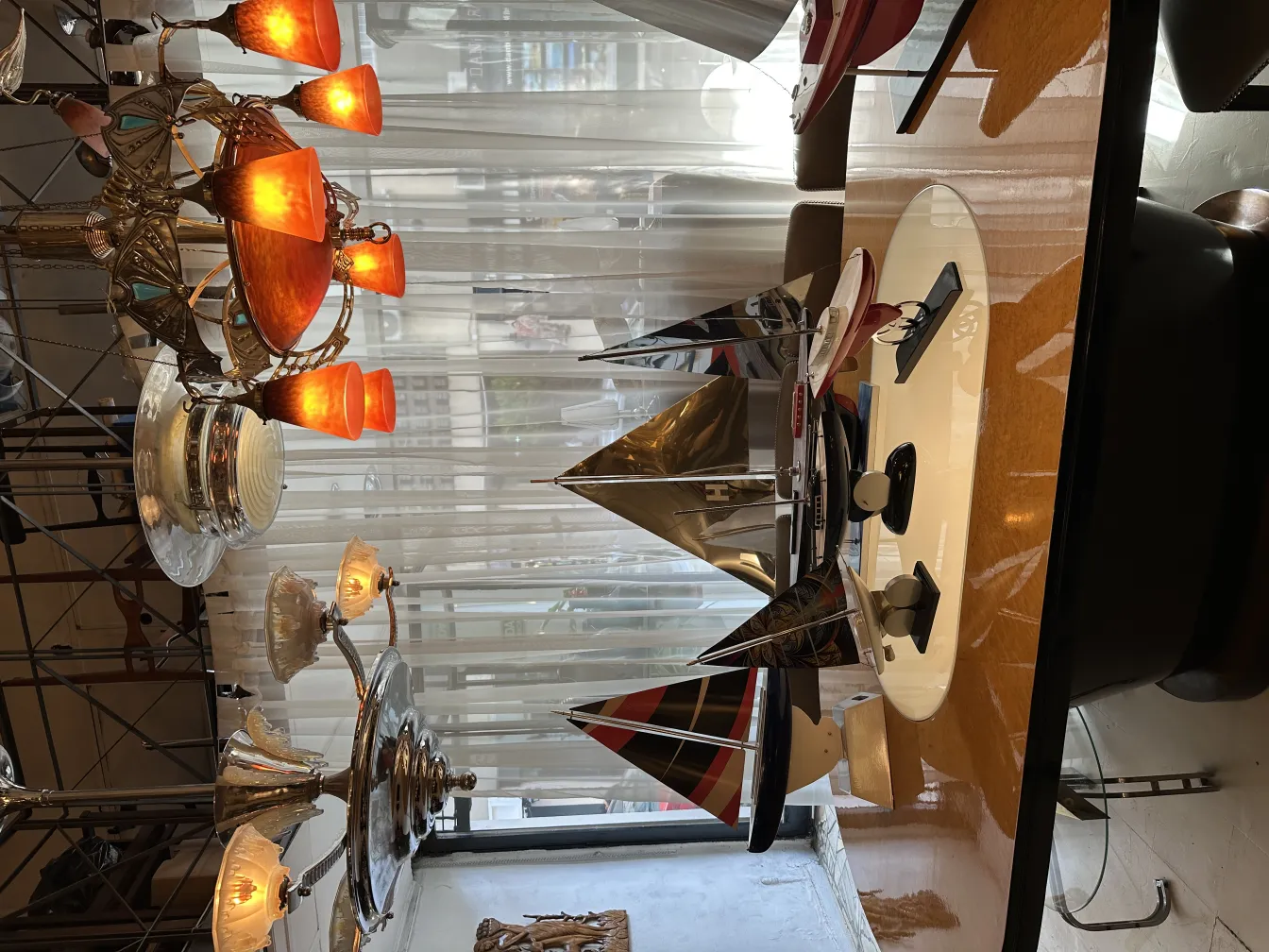 Antica barca del designer Marcelo Peña in un ambiente elegante.