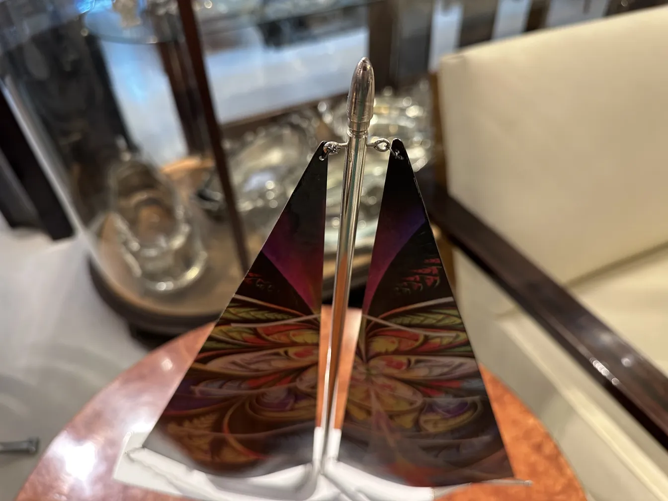 Barco do designer com velas decorativas em ambiente elegante.