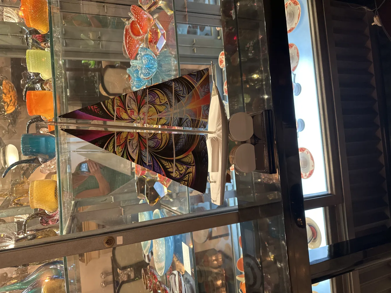 デザイナーの古い船、カラフルなディテールを展示