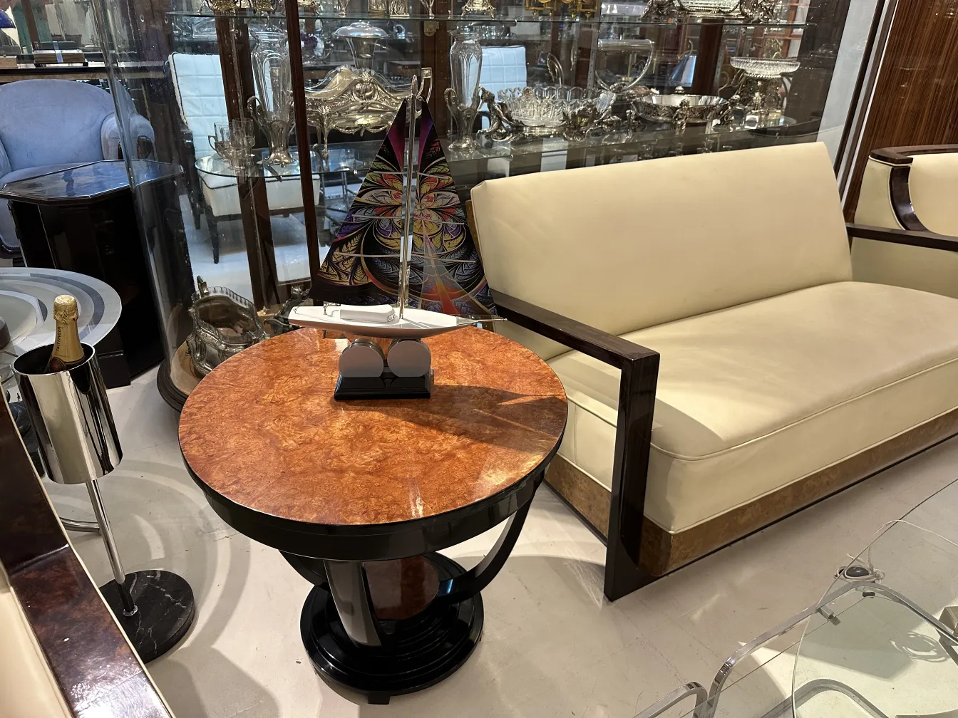 Antica barca del designer Marcelo Peña, decorata ed elegante.