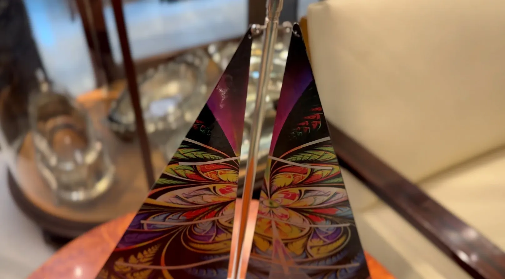 色彩斑斓的船只设计，周围环境舒适