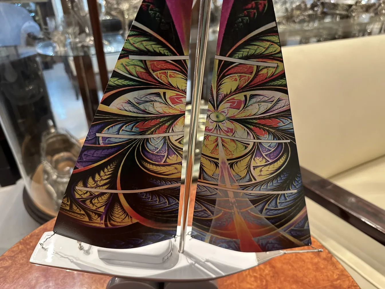 Antica barca con vele colorate progettata da Marcelo Peña in un ambiente elegante.