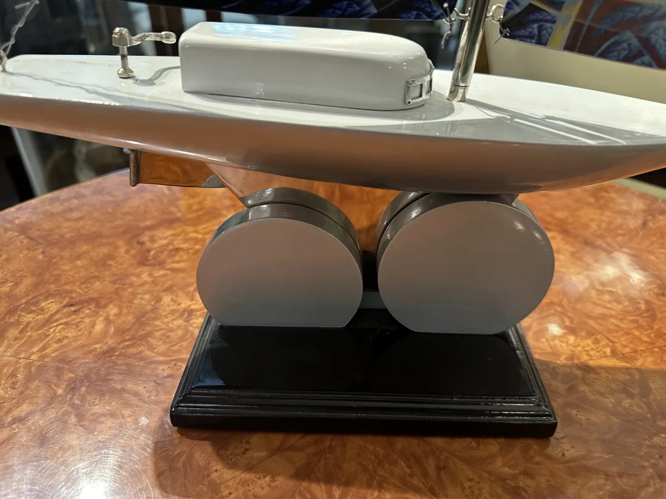 نموذج قارب المصمم بقاعدة أنيقة