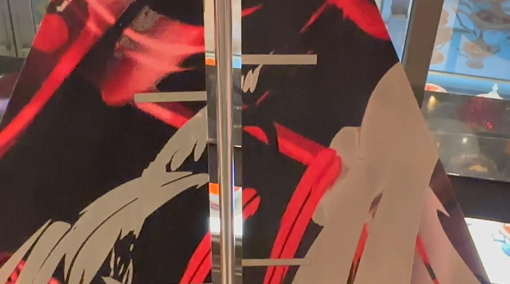 Barco antigo do designer com detalhes artísticos, fundo escuro.