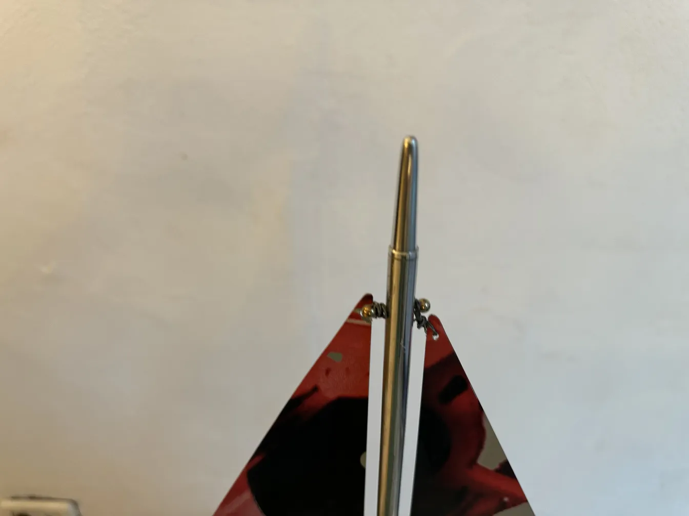 Bateau du designer avec forme triangulaire et détails colorés.