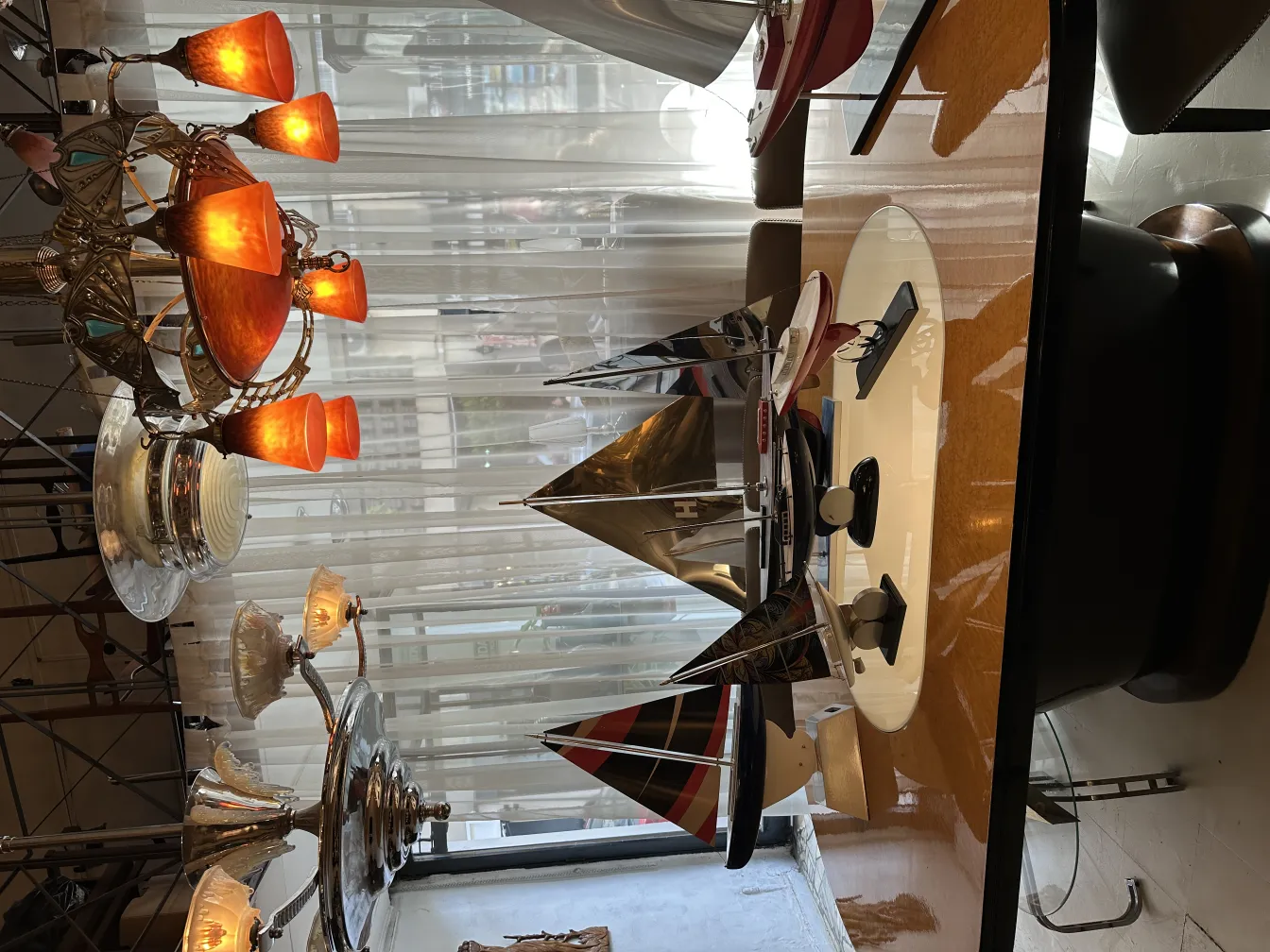 Schiff des Designers auf einem Tisch mit Vintage-Lampen