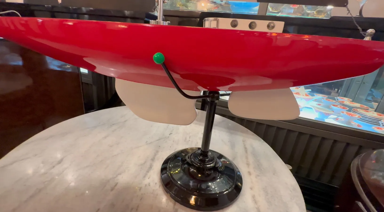 古董设计师的船，由马塞洛·佩纳设计，配有黑色底座和装饰性螺旋桨。