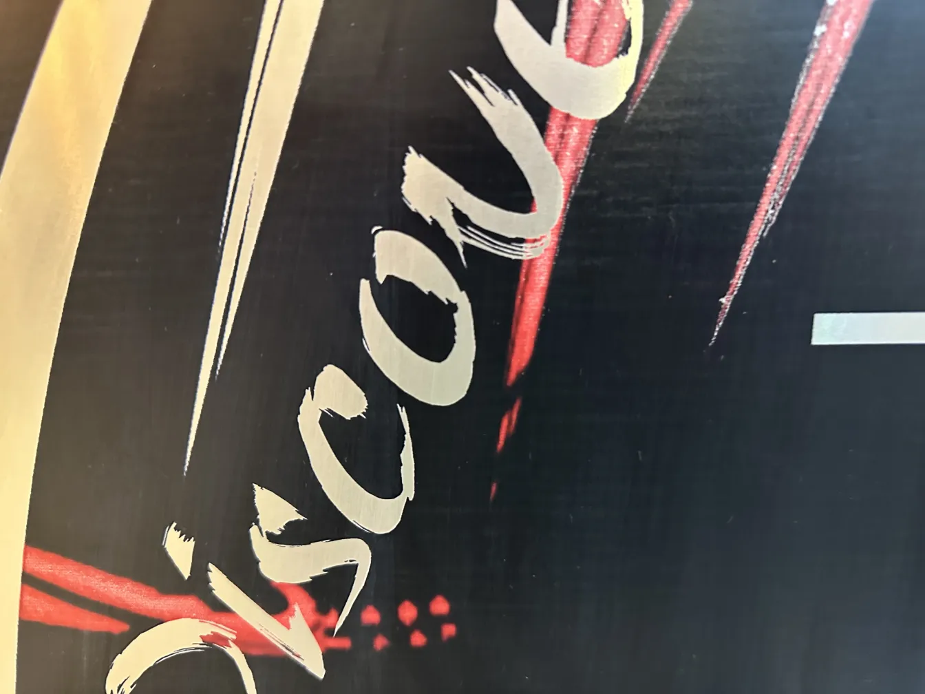 Barca antica del designer con colori vivaci e dettagli artistici.