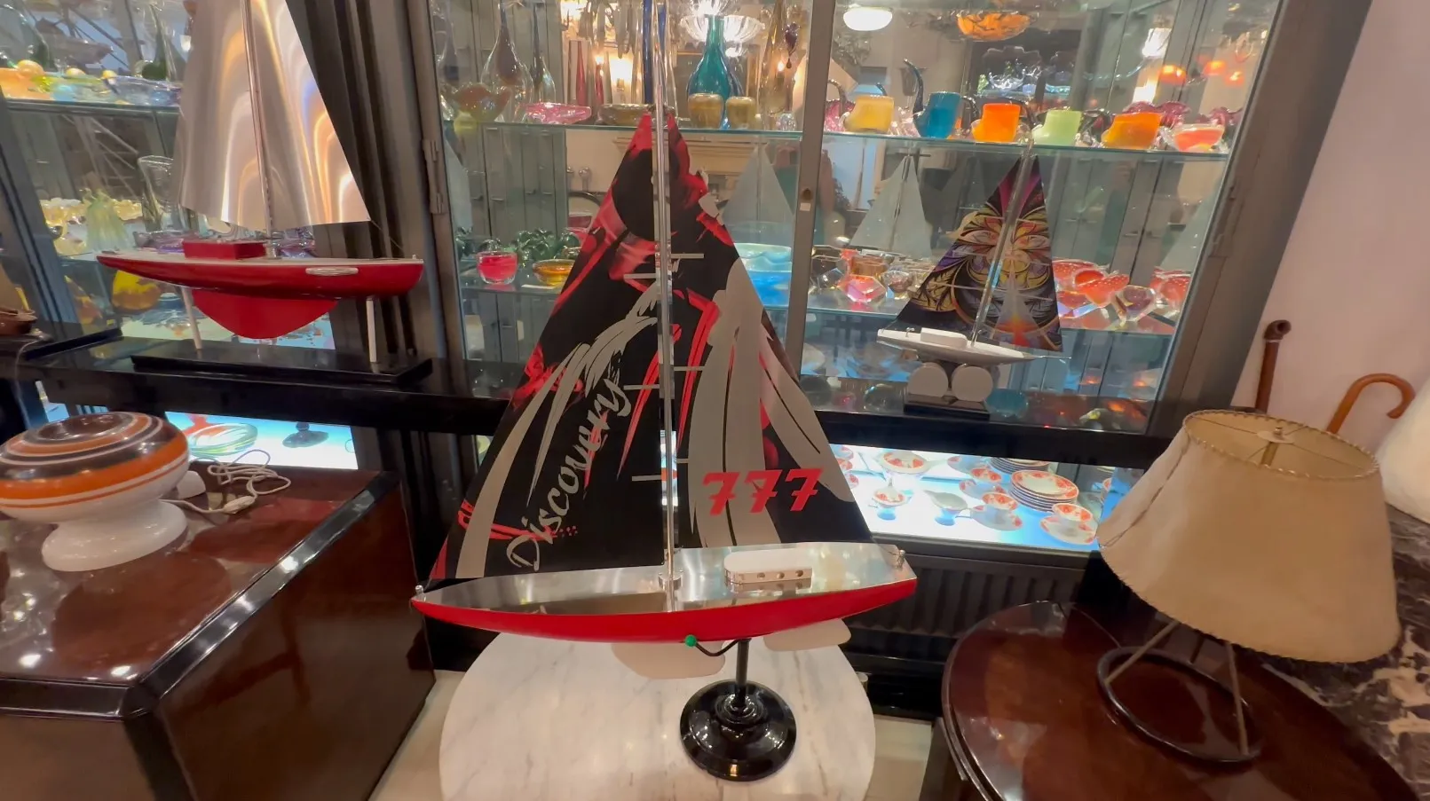 modèle ancien de bateau du designer avec voile noire et rouge