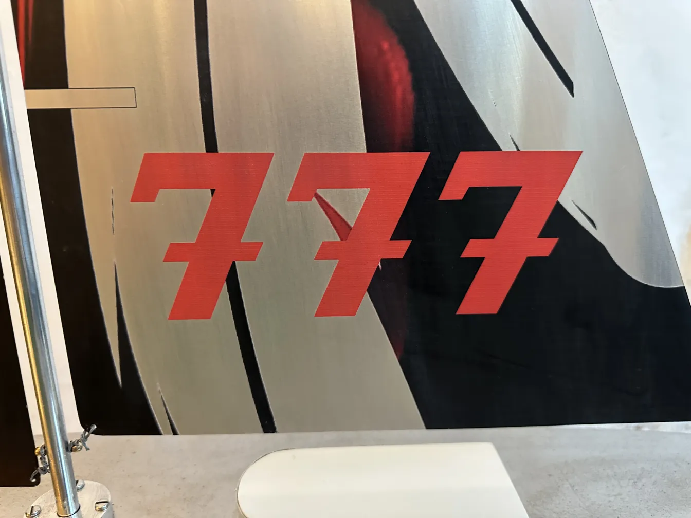 प्राचीन डिजाइनर की नाव, लाल नंबर 777, सुरुचिपूर्ण सेटिंग।