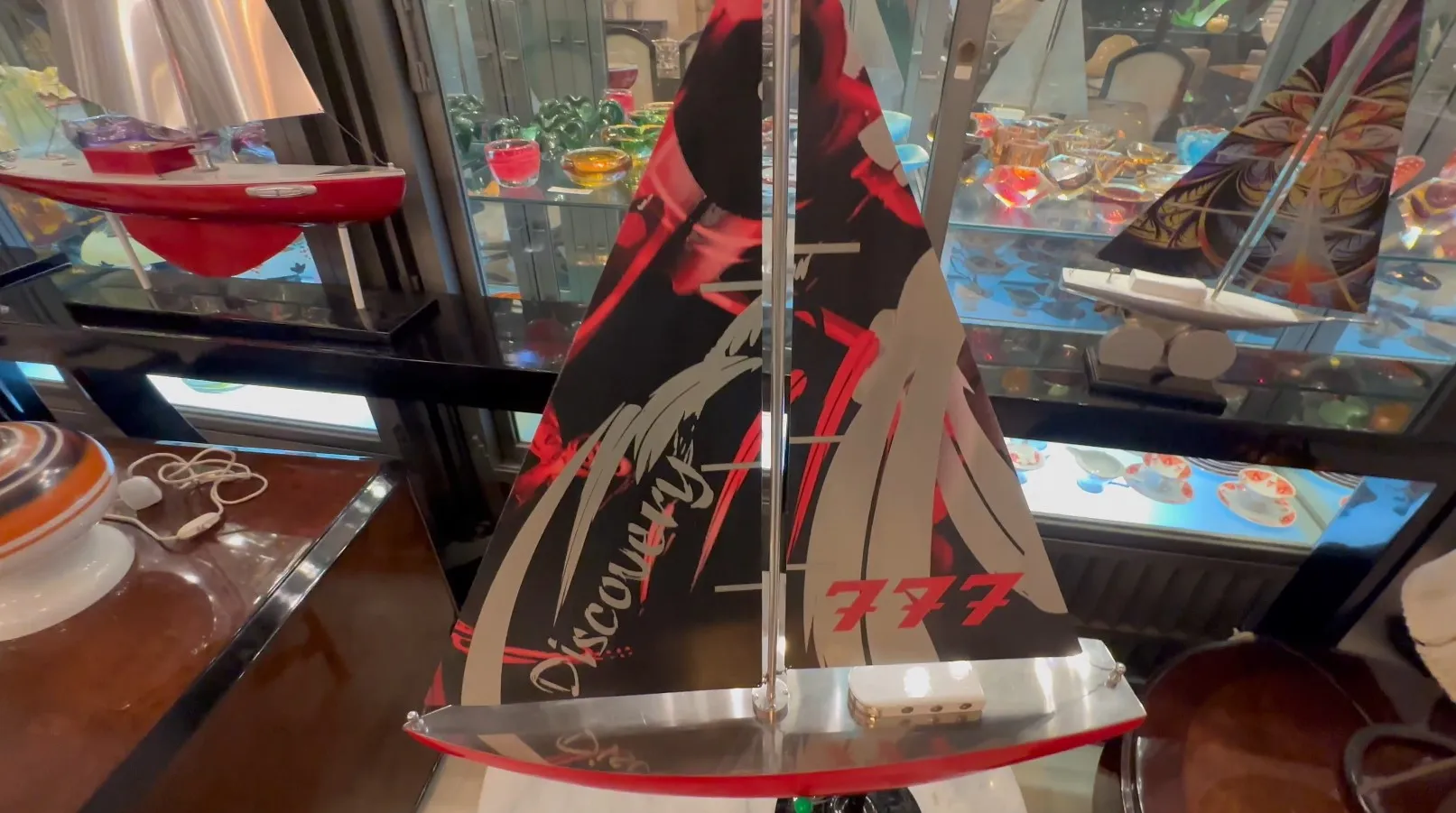 设计师马塞洛·佩尼亚的古董船，具有鲜明的颜色细节。