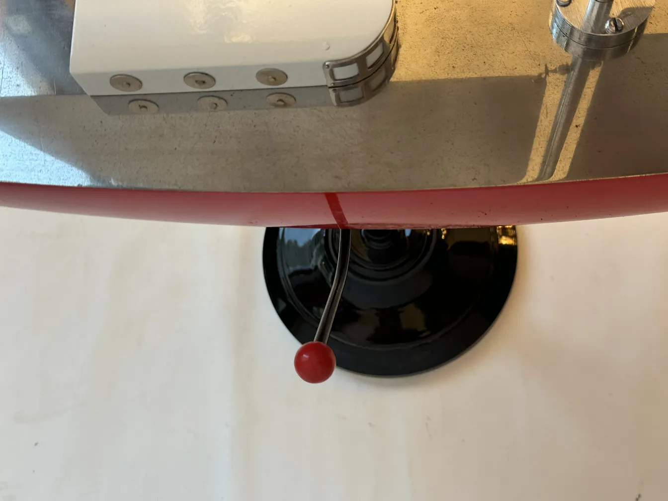 デザイナー・マルセロ・ペーニャの古い船、赤と白、黒いベース付き。