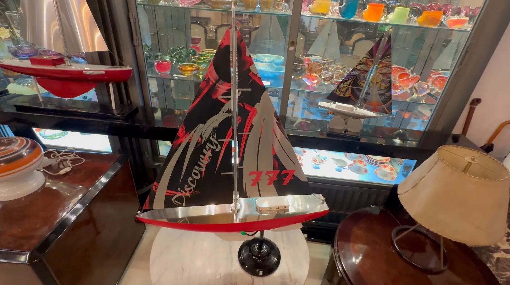 تمثيل قديم لقارب المصمم، تفاصيل بالأبيض والأسود