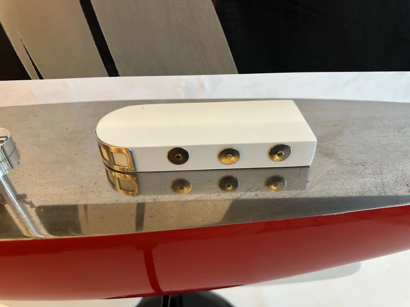 Barco del diseñador antiguo de Marcelo Peña con forma única.