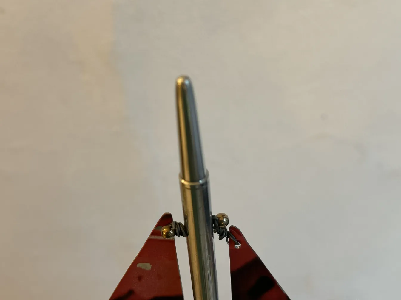 设计师的古船，带有金属和红色部分