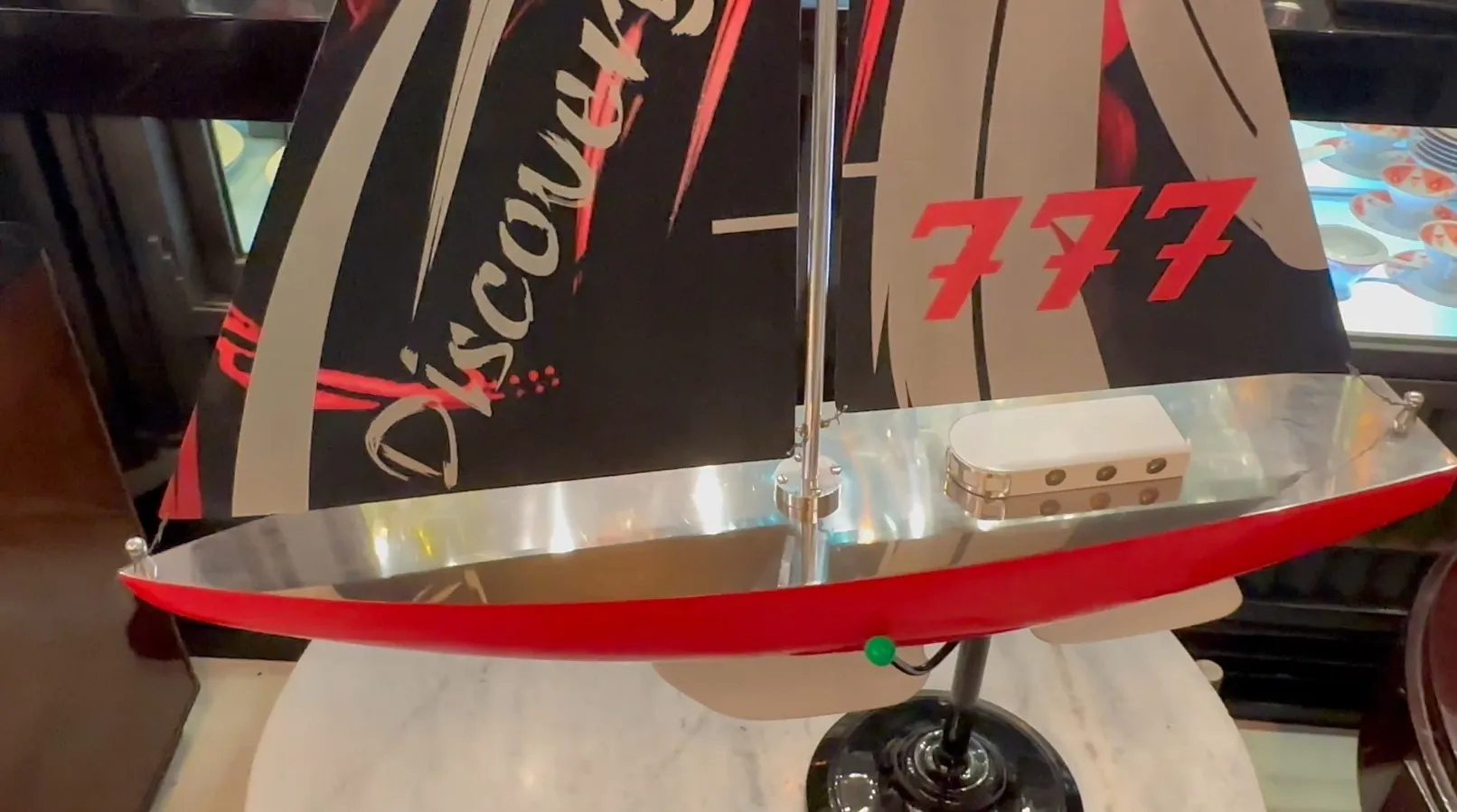 Antigo barco do designer com detalhes vermelhos e pretos.