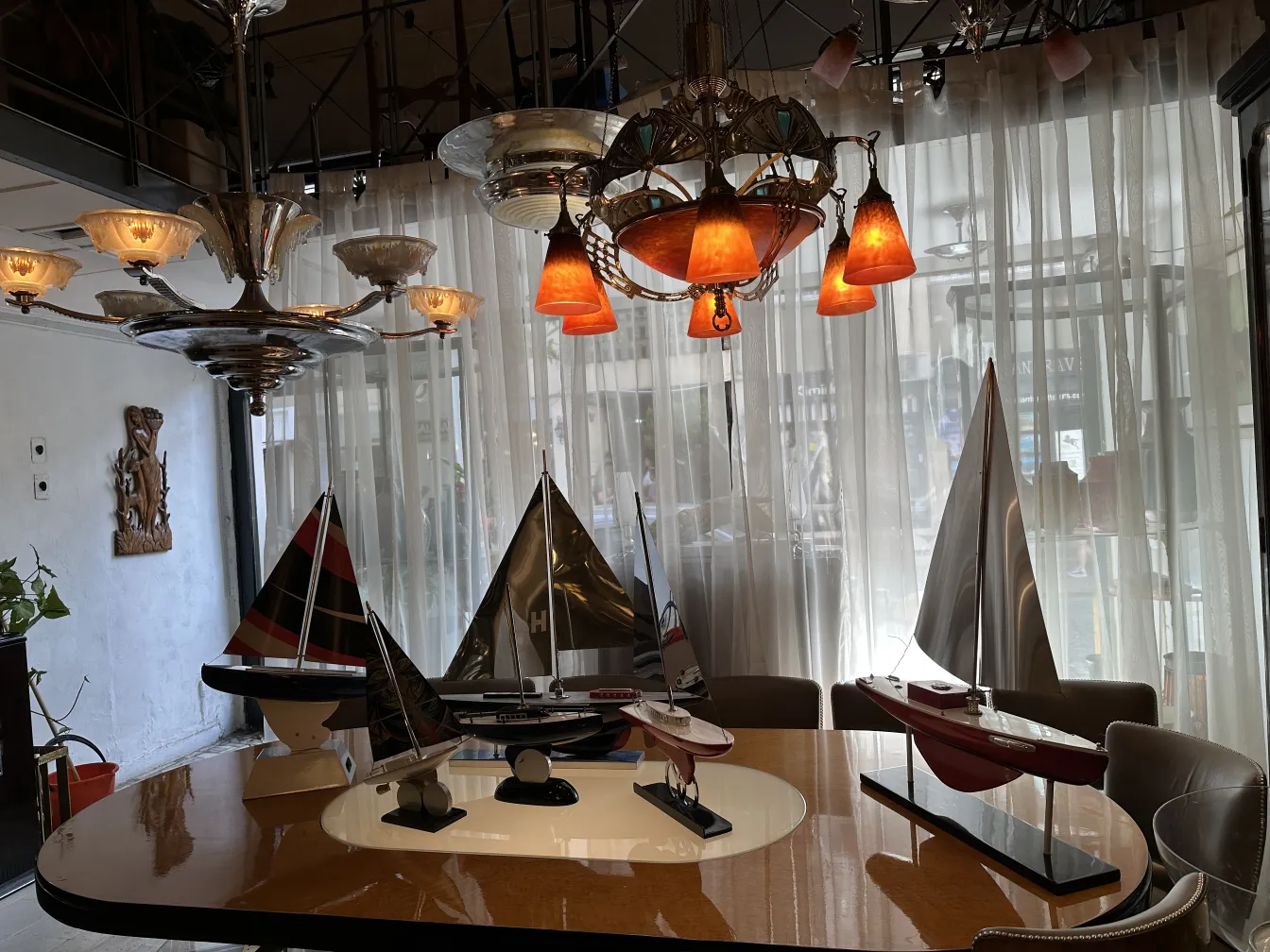 Altes Schiff des Designers Marcelo Peña in stilvollem Ambiente