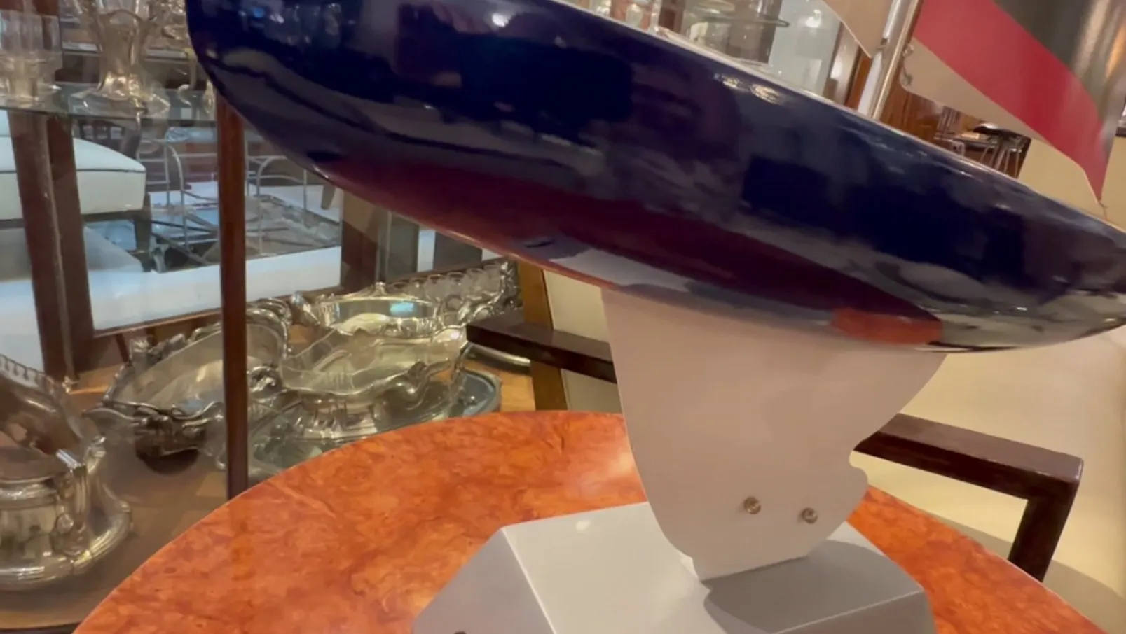 디자이너의 보트 측면 보기, 흰색 베이스와 파란색