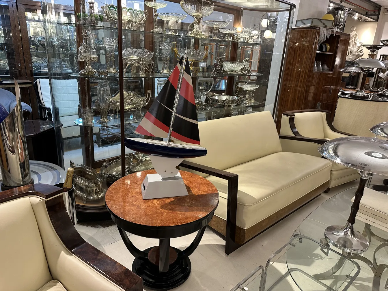 Bateau du designer ancien avec des drapeaux, dans un cadre d'antiquités