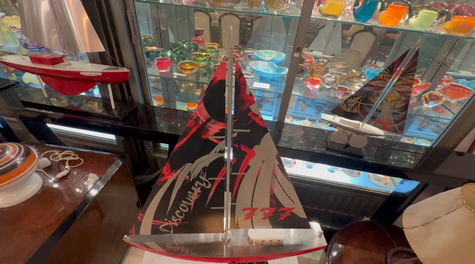 Antique designer's ship by Marcelo Peña with colorful details in a cozy setting.