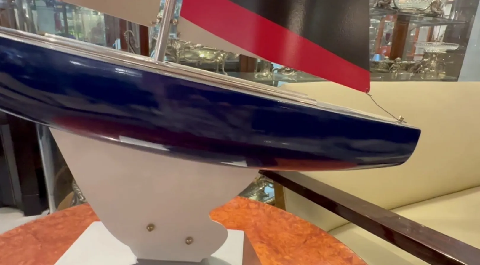 马塞洛·佩尼亚设计的古董船模型，蓝色和红色，优雅的环境。