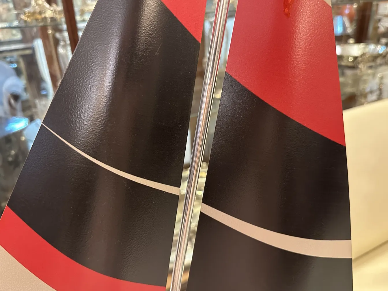 Barco del diseñador en colores rojo, negro y blanco, con detalles estilizados.