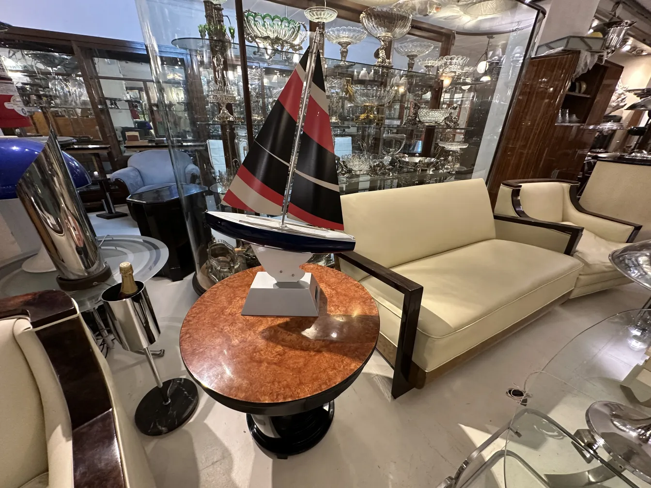 スタイリッシュな部屋に展示された古いデザイナーの船。