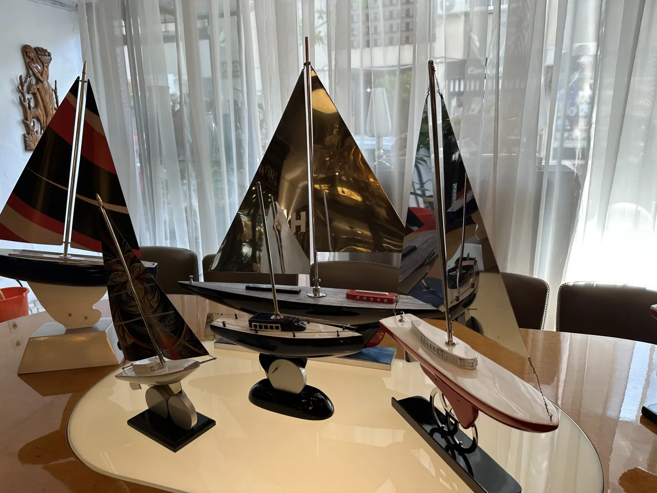 Modelo antigo de barco do designer Marcelo Peña em um ambiente elegante