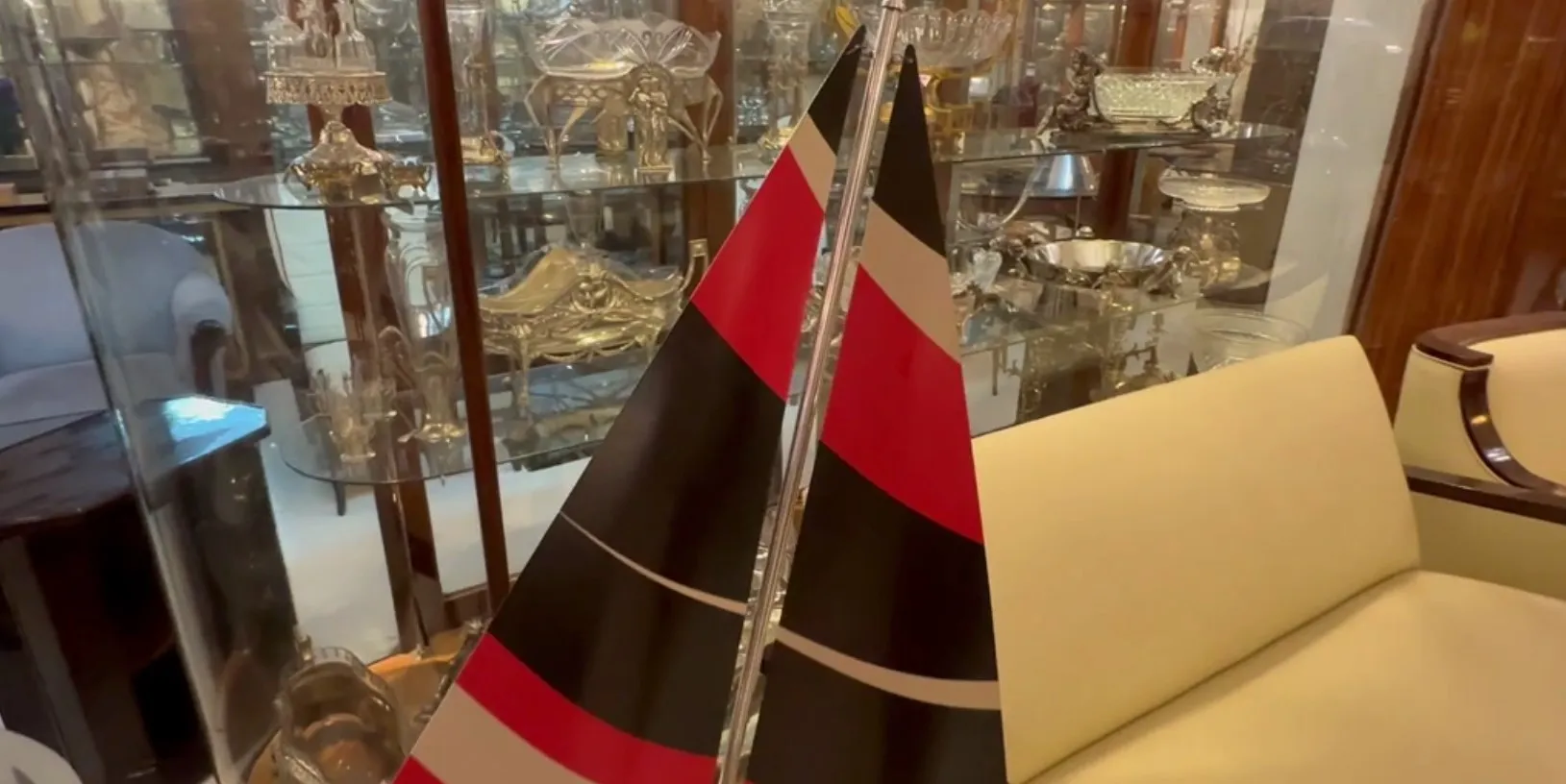 Barco antiguo del diseñador con banderas decorativas en un entorno histórico.