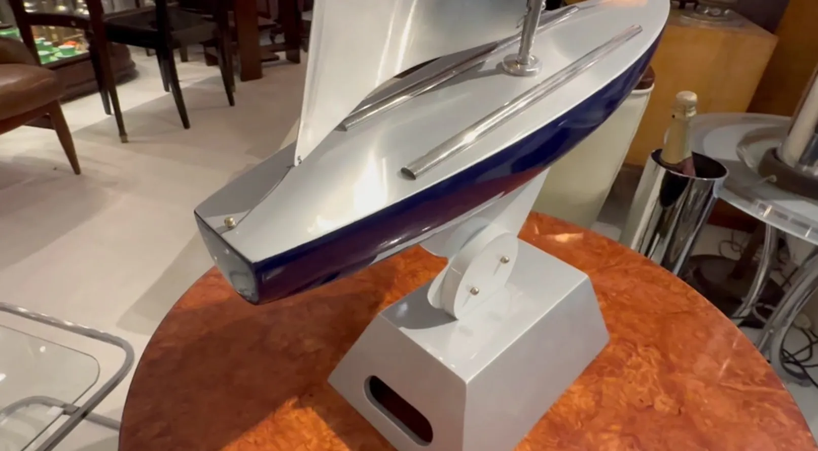 Antikes Schiff des Designers Marcelo Peña mit eleganten Linien, präsentiert in einem stilvollen Raum.